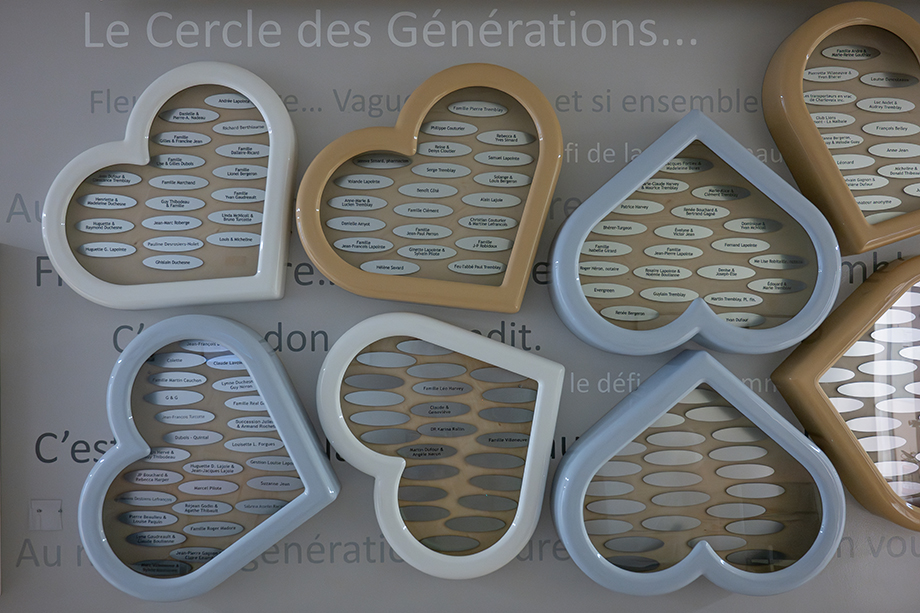 Tableau de reconnaissance du Cercle des Générations, composé de cadres en forme de cœur contenant les noms des fonds créés au profit de la Fondation Hôpital de La Malbaie.