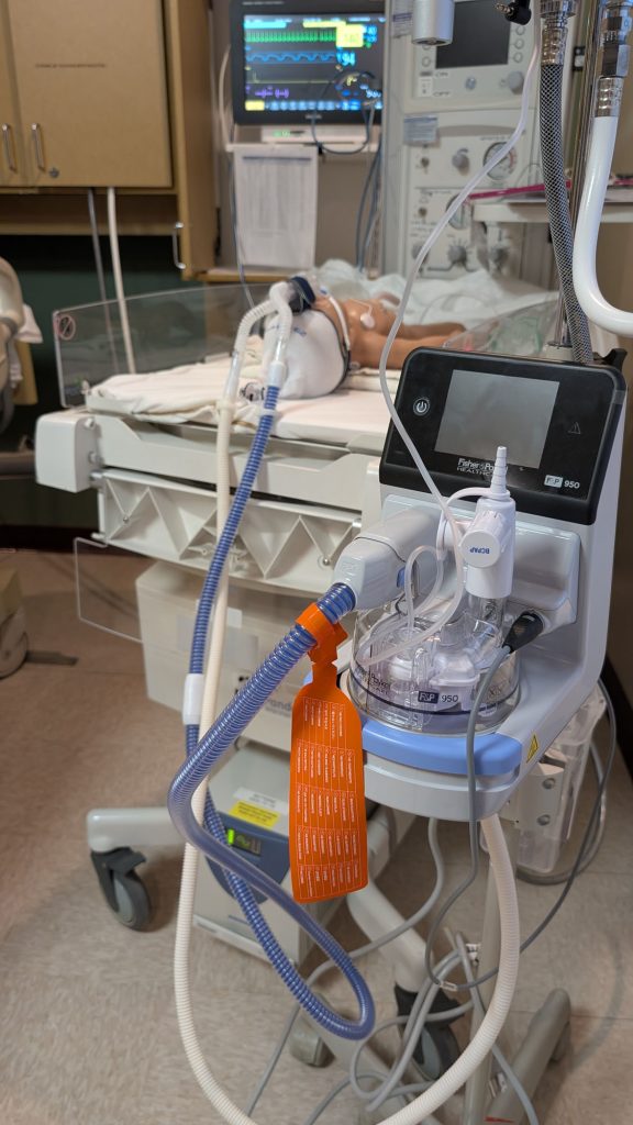 Bubble CPAP utilisé à l’Unité de Naissances de Charlevoix pour le soutien respiratoire des nouveau-nés.
