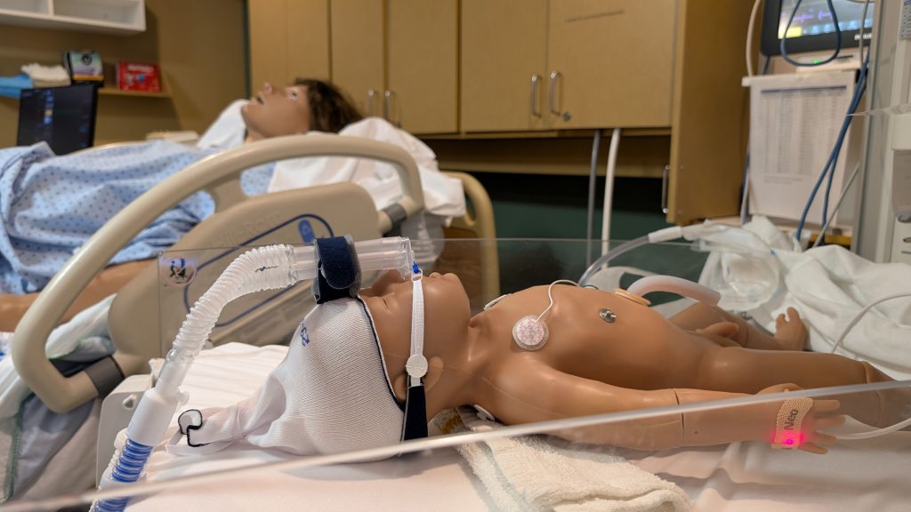 Mannequin de nouveau-né sous Bubble CPAP à l’Unité de Naissances de Charlevoix lors d’une simulation clinique.