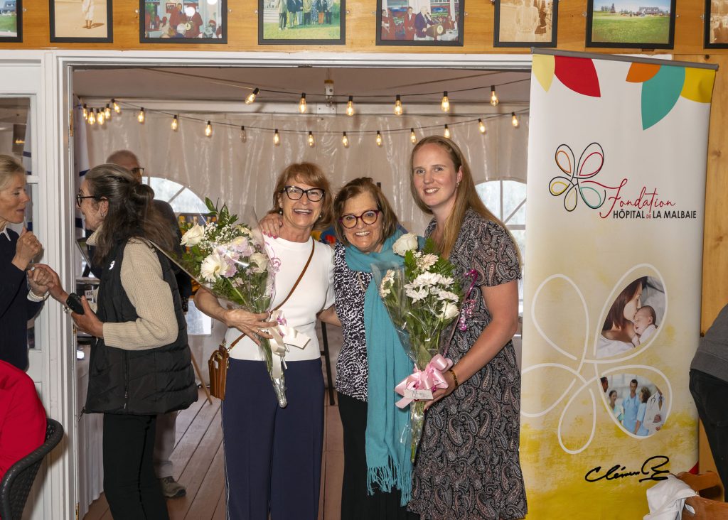 Hommage à Ann-Renée Desbiens et Ginette Lapointe lors du cocktail du Tournoi de golf 2026 de la Fondation Hôpital de La Malbaie
