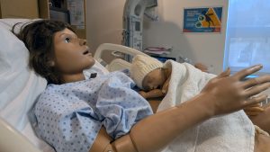 Les mannequins de simulation Noelle et Tory utilisés pour la formation des équipes de l’Unité de Naissances de Charlevoix.