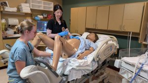 Simulation obstétricale réalisée à l’aide du mannequin Noelle à l’Unité de Naissances de Charlevoix.