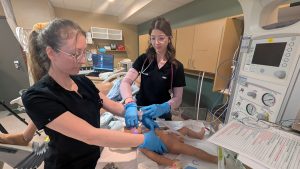 Simulation de soins néonataux réalisée avec le mannequin Tory à l’Hôpital de La Malbaie.