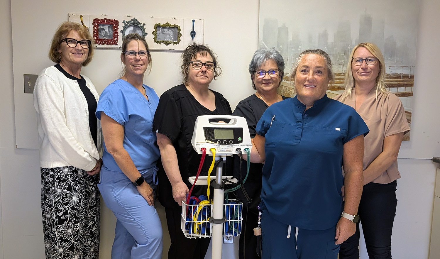 Membres des équipes des 3e et 4e étages avec le Dopplex Ability financé par la Fondation Hôpital de La Malbaie.